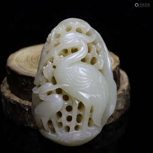 A HETIAN JADE CARVED CRANE DESIGN PENDANT