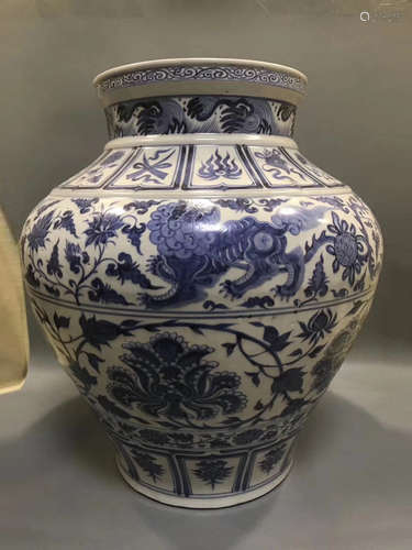 A BLUE AND WHITE FLORAL PATTERN JAR