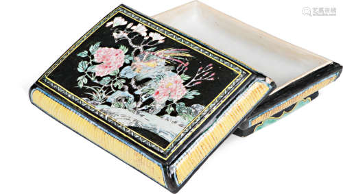 清 十八世紀粉彩黑底錦雞花卉盒