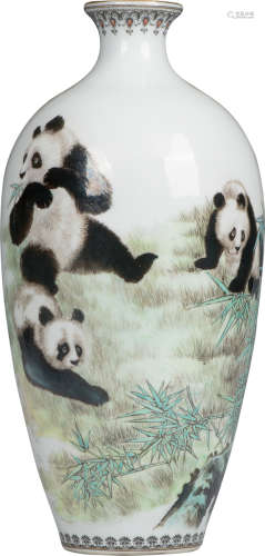 八十年代 粉彩熊貓梅瓶