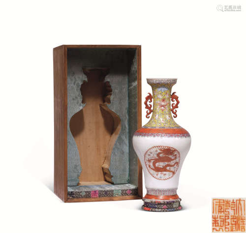 清 粉彩矾红团龙纹花瓶