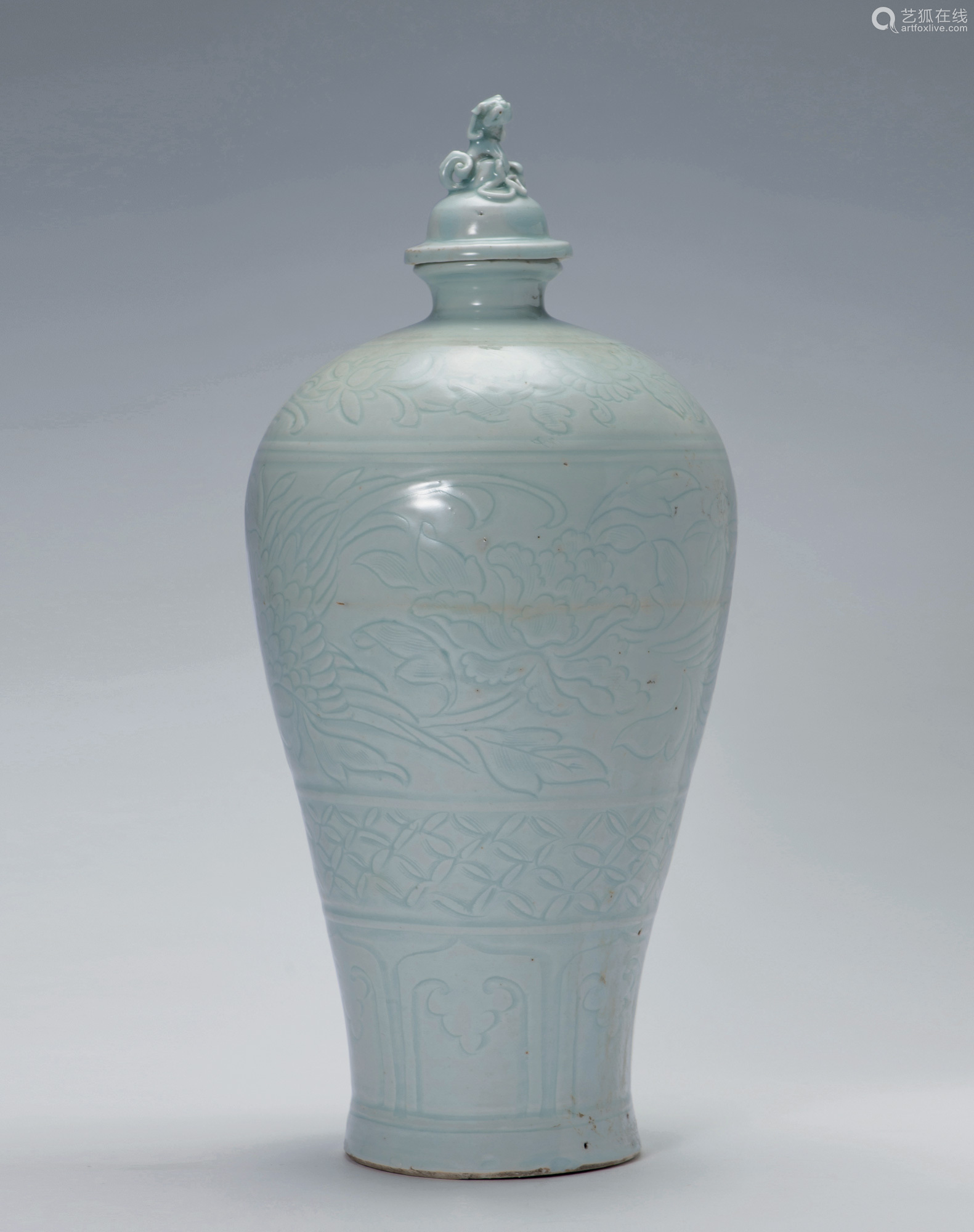 元 青白釉凤穿牡丹纹狮钮盖梅瓶