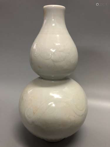 A White Glazed Gourd Vase