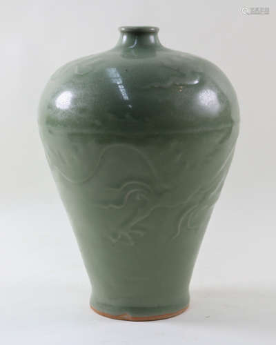 LONGQUAN YAO DRAGON PATTERN MEI VASE