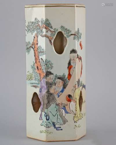 FAMILLE-ROSE VERTICAL PORCELAIN VASE