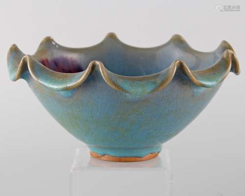 PURPLE-SPLASHED JUN BOWL WITH FLORAL SHAPED RIM