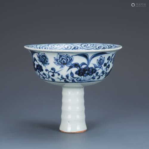 Blue and White Porcelain Lotus and Foul Stemcup