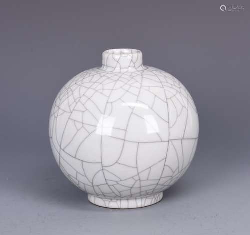 Ge Type Glazed Porcelain Vase with Mark