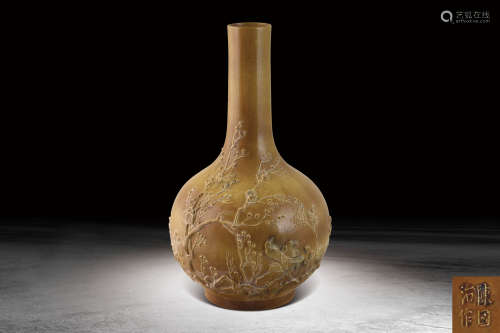 清 陳國治製黃釉雕瓷喜鵲登梅長頸膽式瓶