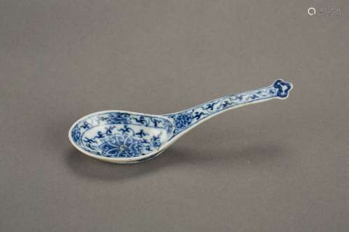 A Blue and White interlocking lotus soup spoon Guan Xu