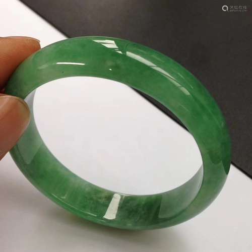 A NATURAL JADEITE ROUND BANGLE