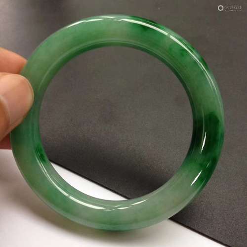 A NATURAL JADEITE ROUND BANGLE