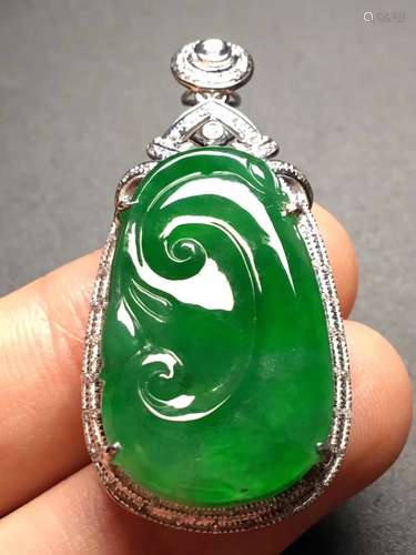 18K WITH DIAMOND BINGZHONG MANLV RUYI SHAPED JADITE PENDANT