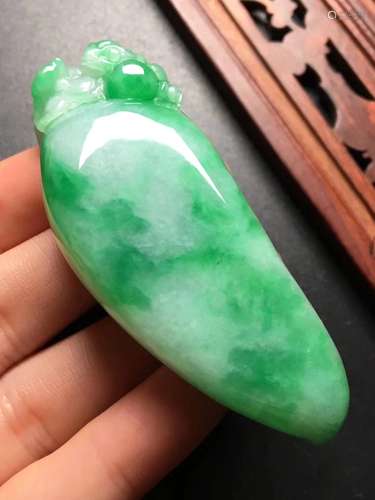 A MELON SHAPED JADITE PENDANT