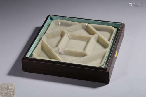 HETIAN JADE CARAVED PLATE WITH WOOD BOX