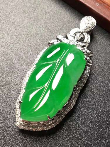 18K WITH DIAMOND LEAF SHPAED PENDANT