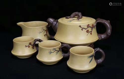 A WANGYINXIAN MADE TEAPOT AND CUPS