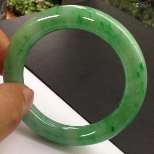 A NATURAL JADEITE ROUND BANGLE