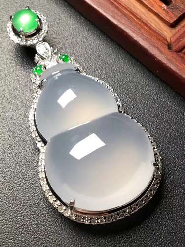 18K WITH DIAMOND GOURD SHAPED PENDANT