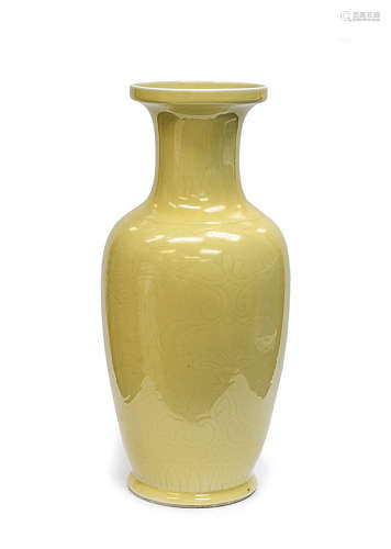 50年代 黄釉暗刻花卉纹瓶