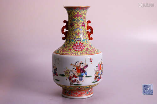 A FAMILLE-ROSE CHILDREN PLAYING PATTERN DOUBLE-EAR VASE