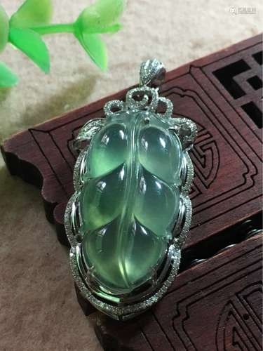 A NATURAL  LEAF-SHAPED  JADEITE