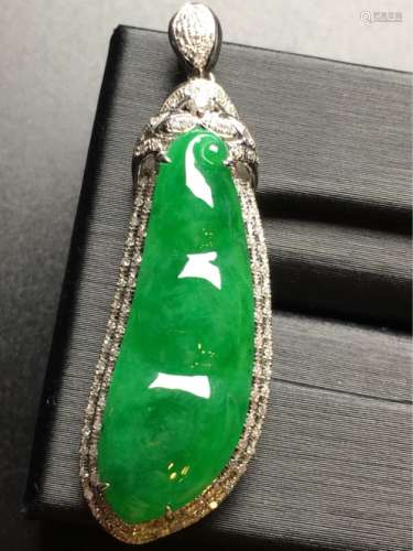 A NATURAL MANLV PEAPOD-SHAPED JADEITE PENDANT