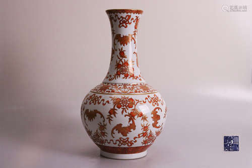 A DAQINGQIANLONGNIANZHI MARK POMEGRANATE PATTERN GILDED VASE