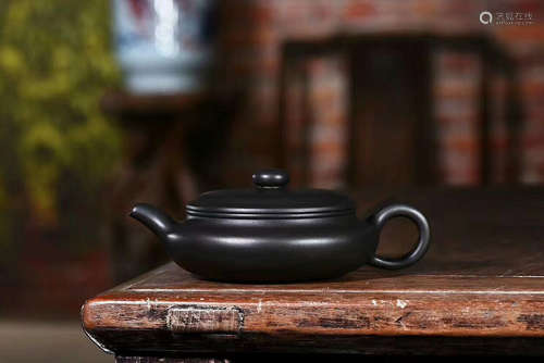 A WU JIANQIANG MADE GOLDEN BLACK MARL PURPLE CLAY TEAPOT