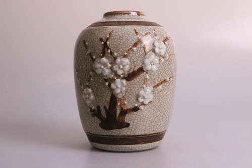 A GUANGXU NIANZHI PLUM BLOSSOM DESIGN PORCELAIN JAR