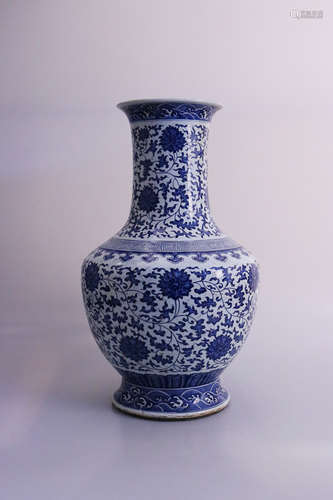 A BLUE&WHITE VASE (1736-1796)