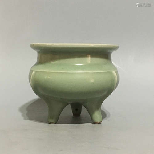 A SOUTH SONG DYNASTY CELADON GLAZED CENSER