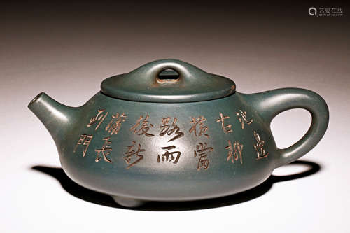 YIXING ZISHA 'POETRY CALLIGRAPHY' TRIPOD TEAPOT