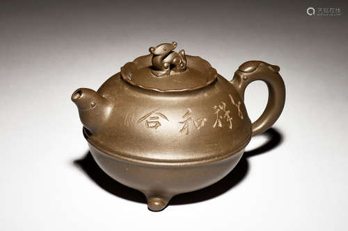 YIXING ZISHA 'MYTHICAL BEAST' TRIPOD TEAPOT