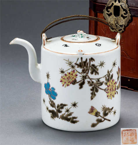 清 粉彩茶壶