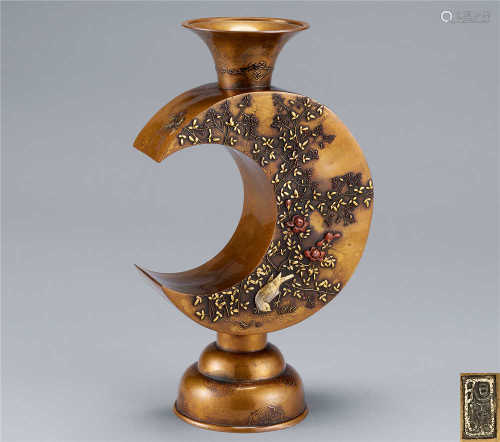 旭峰造黄铜花鸟镶嵌三日月形花瓶