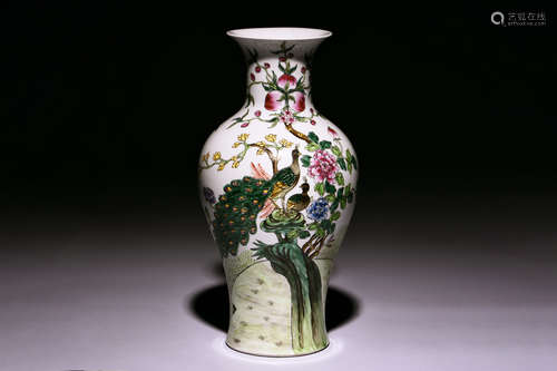 A LARGE 20TH CENTURY VASE DECORATED IN FAMILLE ROSE