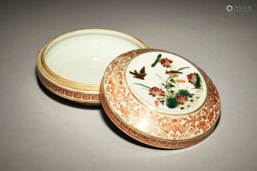 FAMILLE ROSE UNDERGLAZED RED ROUND BOX WITH COVER