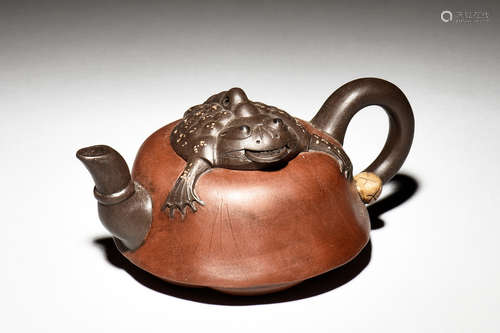 YIXING ZISHA 'MYTHICAL TOAD' TEAPOT