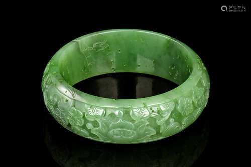 HETIAN NEPHRITE JADE CARVED 'FLOWERS' BANGLE