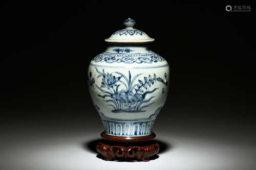 A BLUE AND WHITE 'FLOWERS' JAR WITH COVER