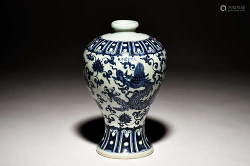 BLUE AND WHITE 'DRAGON' VASE, MEIPING