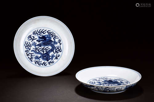 PAIR OF BLUE AND WHITE 'DRAGON' DISHES