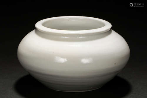 A FINE WHITE PORCELAIN JAR