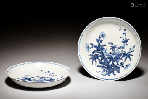 PAIR OF BLUE AND WHITE DISHES