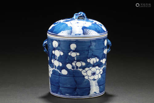 A RARE KANGXI BLUE-&-WHITE COVERED JAR DEPICTING A FULL BLOSSOMING PLUM TREE STANDING BY A BRICK WALL IN BOLD STROKES