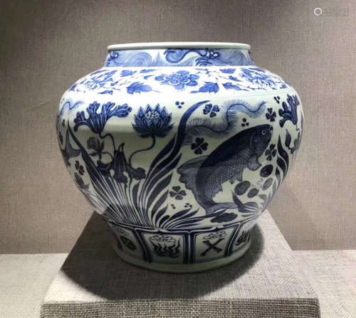 A BLUE&WHITE FISH JAR