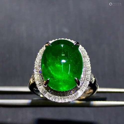 A NATURAL EMERALD RING