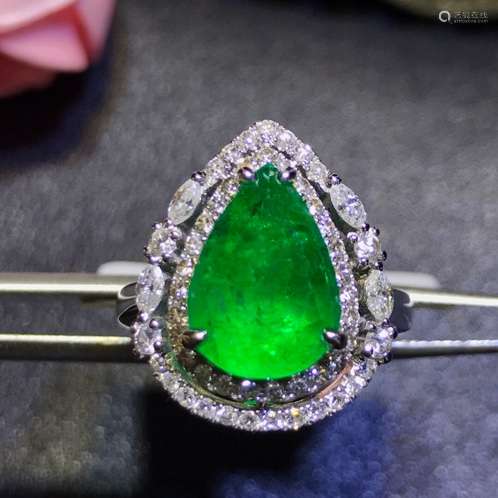 A NATURAL COLOMBIA EMERALD RING