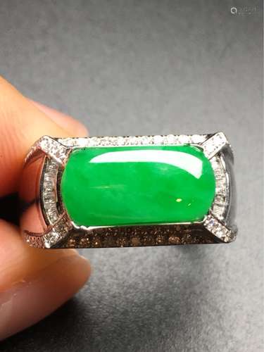 A NATURAL SADDLE-SHPAED MANLV JADEITE RING